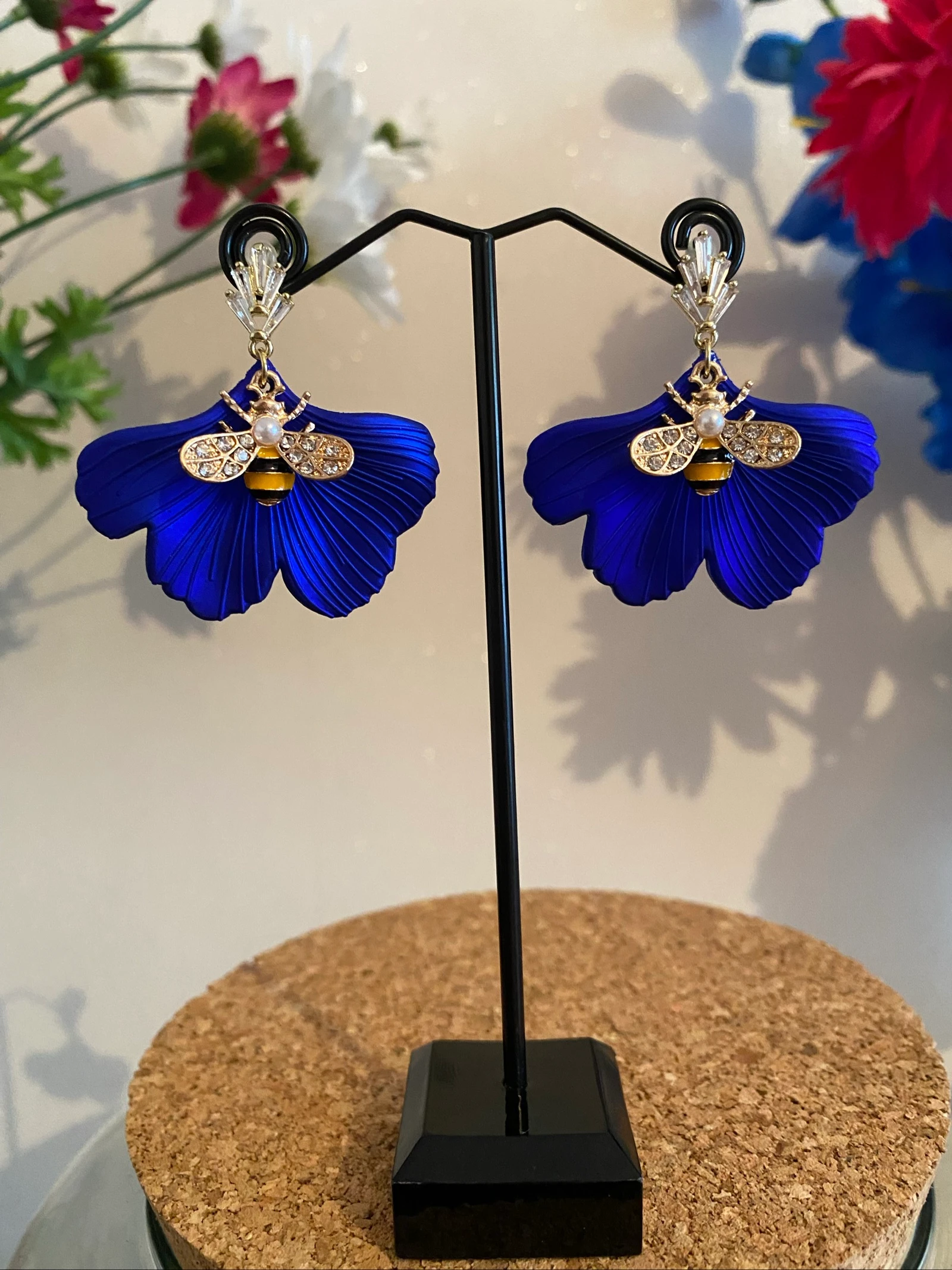 🌙 Boucles d’oreilles Gingko bleu roi & abeille dorée ✨